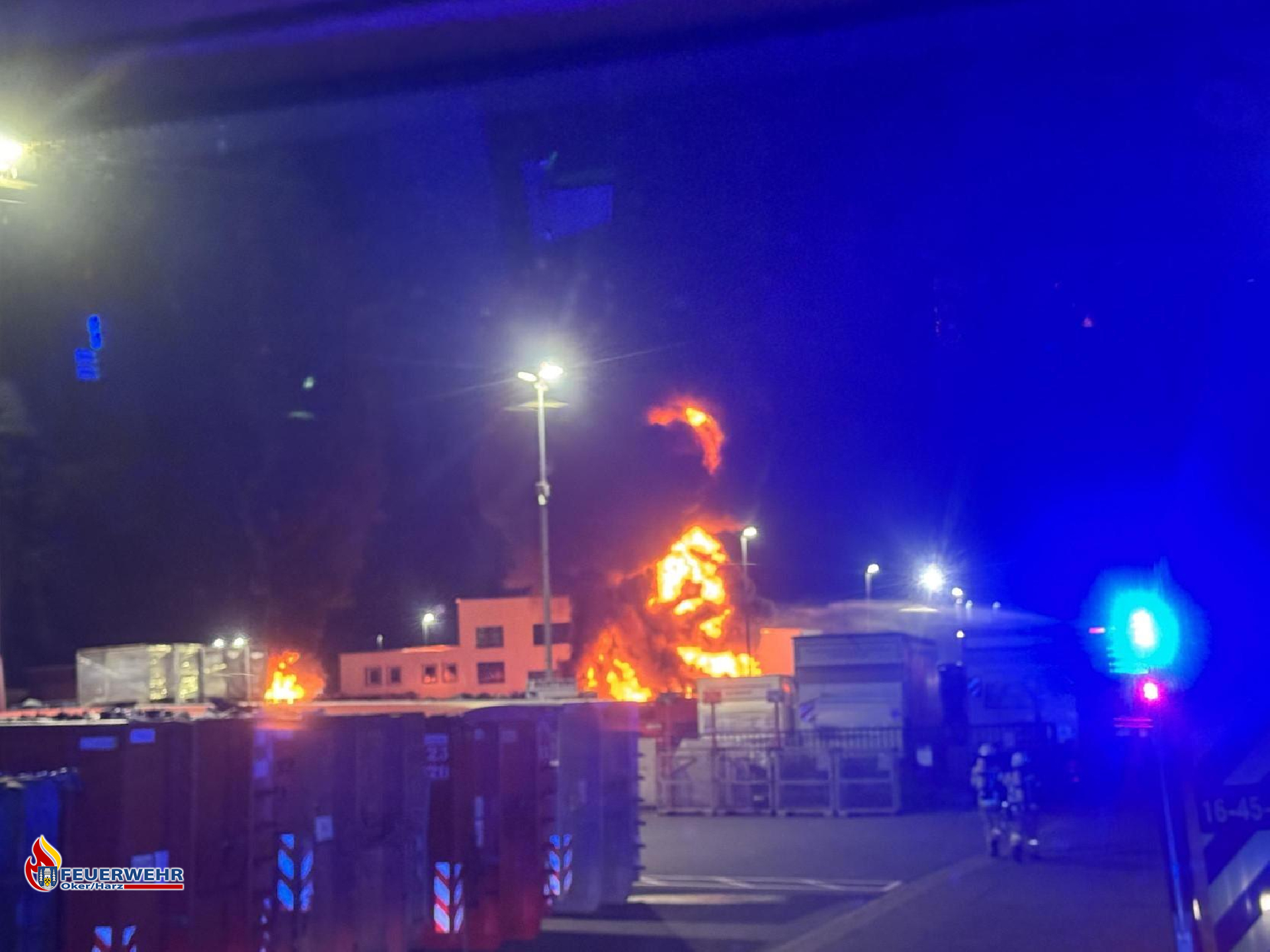 18.10.2025 - Containerbrand sorgt für Großeinsatz: Feuerwehr verhindert Ausbreitung auf Halle